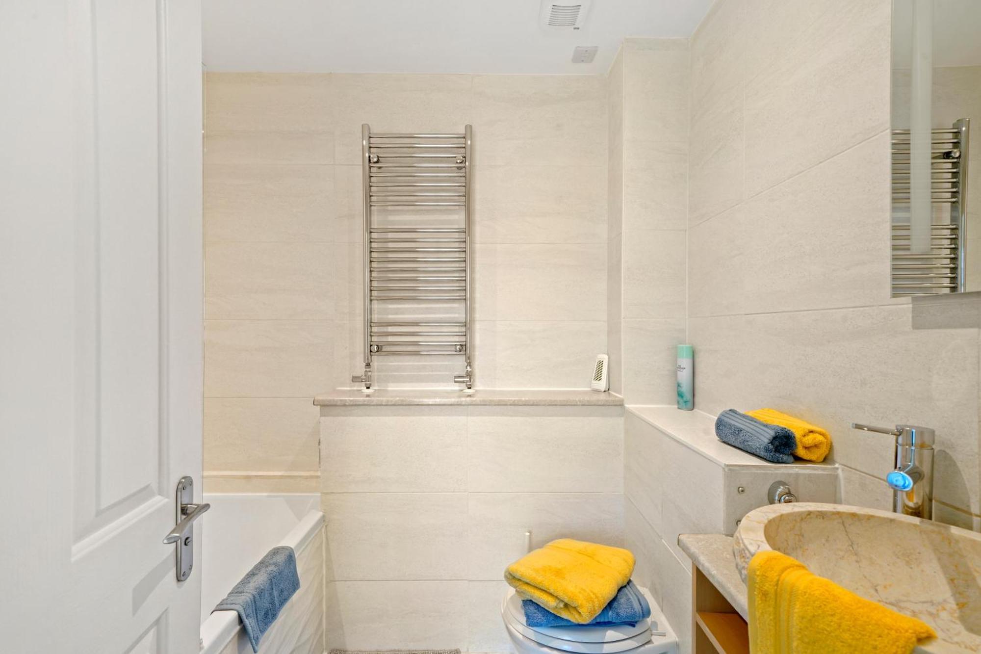 3 Bedroom Mews Home - Clapham Common - Free Private Parking - Sleeps 5 - Newly Refurbished - Sweetpea & Pillow Properties London Luaran gambar